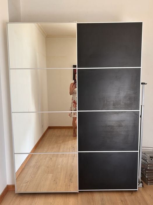 Roupeiro IKEA PAX 150 cm com portas de correr e espelho – excelente estado