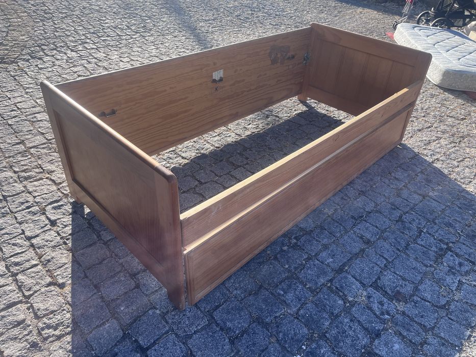 Cama de solteiro em madeira