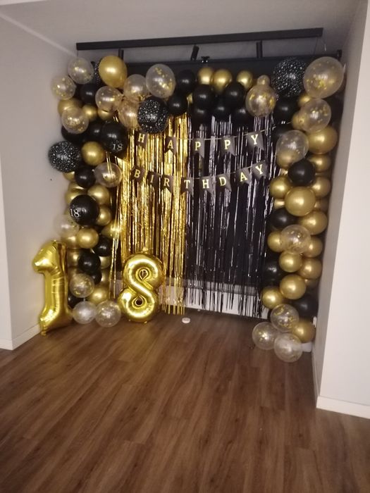 Ścianka na 18 urodziny, i 4 sztuki stojak na stół  z balonami.