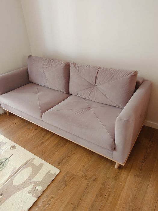 Sofa welurowa na drewnianych nóżkach