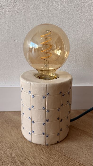 Candeeiro de mesa em cerâmica feito à mão com padrão de azulejo.