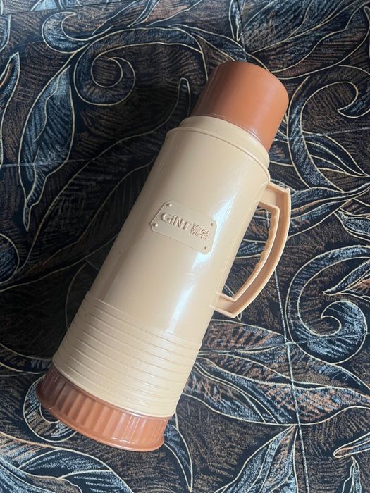 Термос новий 2 л