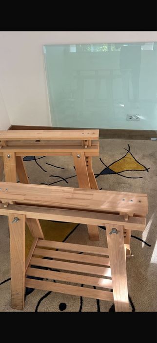 Dois cavaletes com tampo em vidro