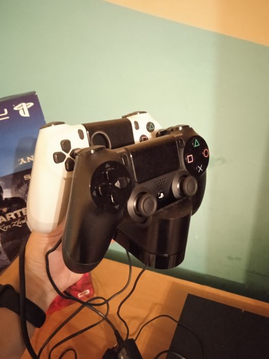 Продається PlayStation 4. 1 TB  пам'яті.