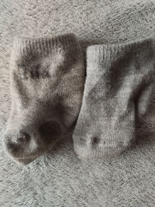 Dwie pary wełnianych skarpetek merino dla niemowlaka.