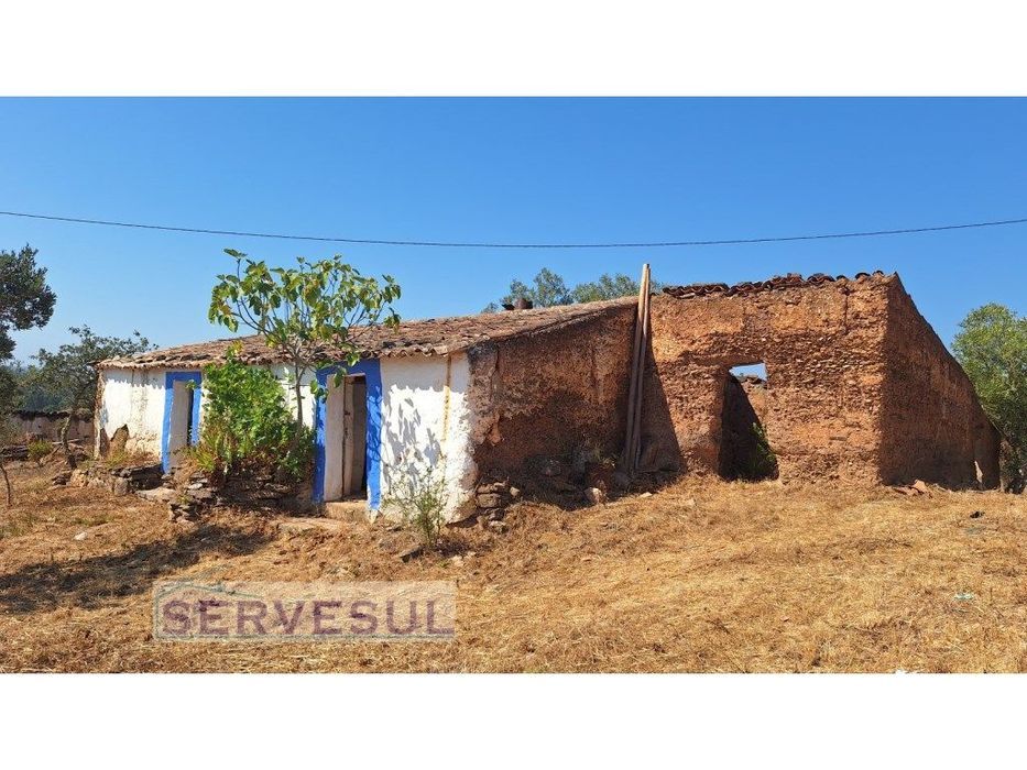 Casa térrea para reconstruir, com bonita vista campo, localizada a ...