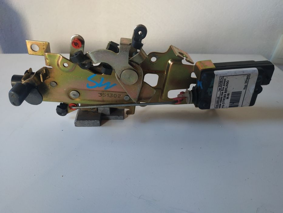 Замок  дверей  Пежо партнер