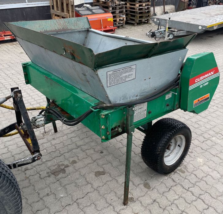 Piaskarka do trawnika, boisk i pól golfowych Cushman TD1500 Top Dresser