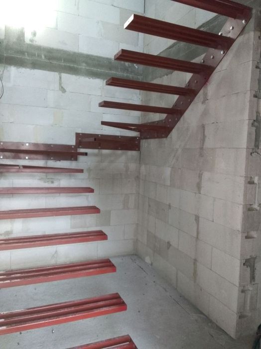 Schody wiszące wspornikowe - konstrukcja stalowa