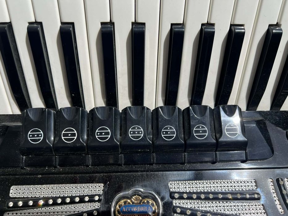 Accordiola à 4a voz Como NOVO– Acordeão Italiano | Excelente Estado com mala e acessórios novos 
Vendo acordeão Accordiola Piano IV Grand Luxe, fabric