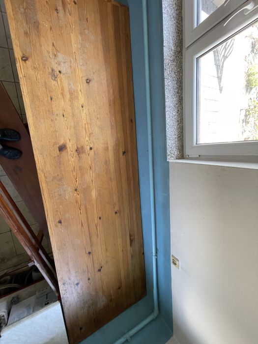 Stół drewniany z ozdobnymi nogami