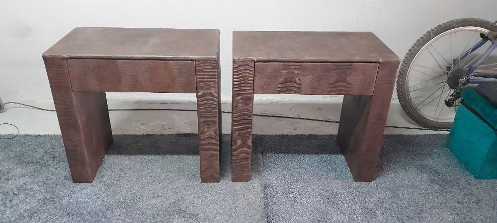 Mesinhas de cabeceira forradas pele
