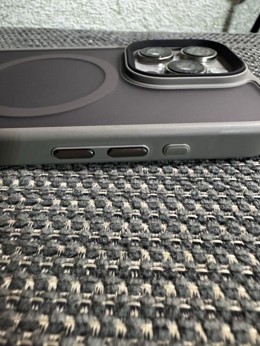 Чехол на iphone 16pro