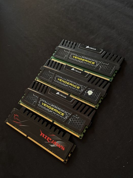 RAM 16 GB 4×4 GB Corsair Vengeance + G.Skill Ripjaws