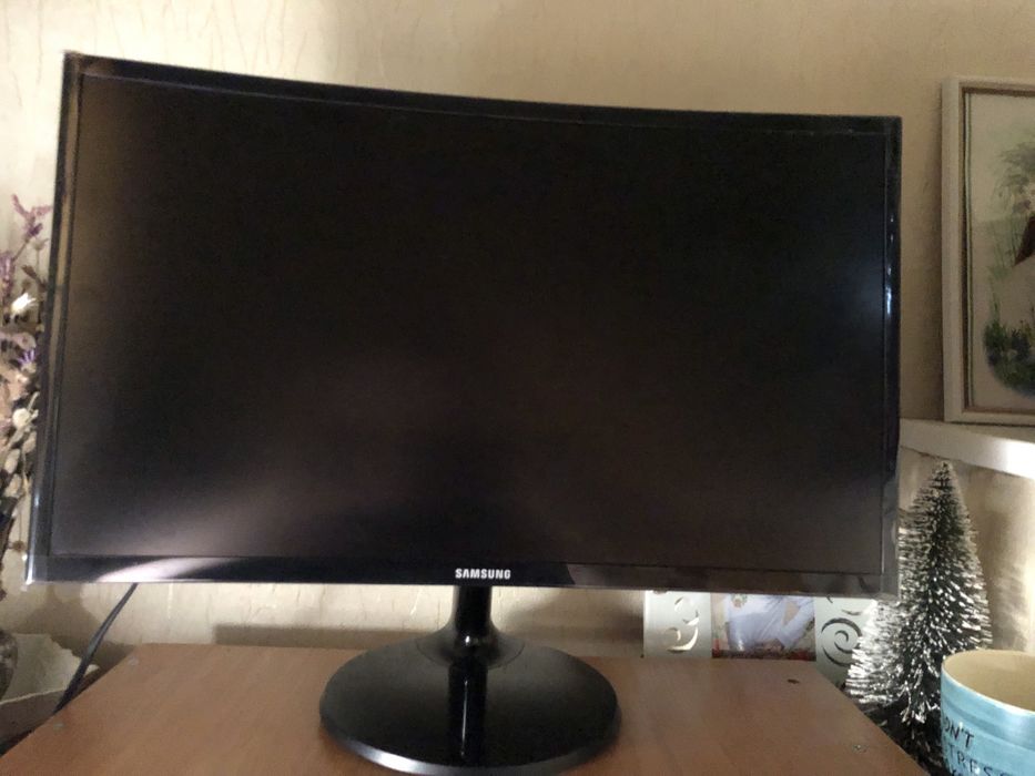 Продается монитор Samsung LC24F390FHIXCI