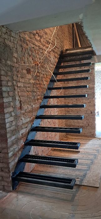 Schody półkowe wspornikowe