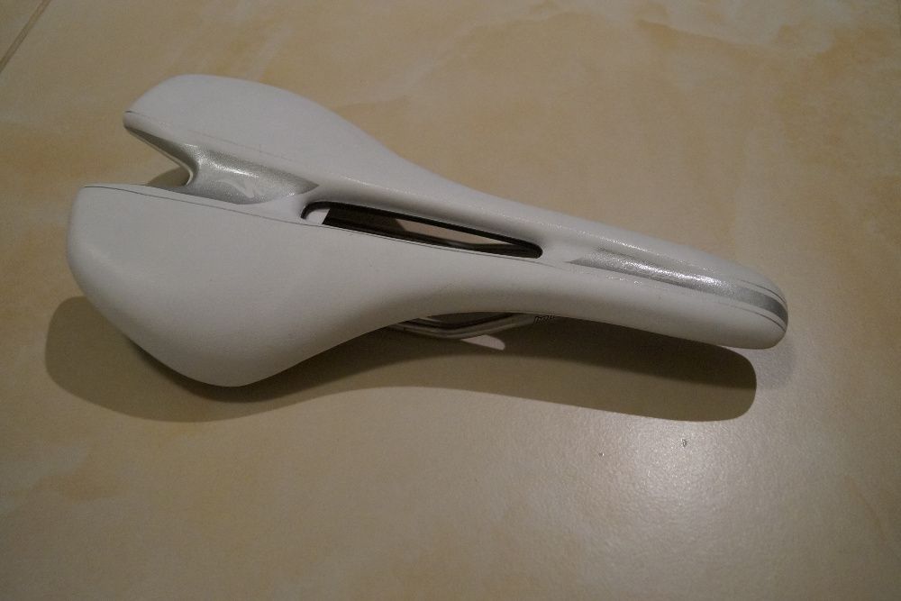 Siodełko rowerowe Specialized Toupe Expert GEL 143 tytan