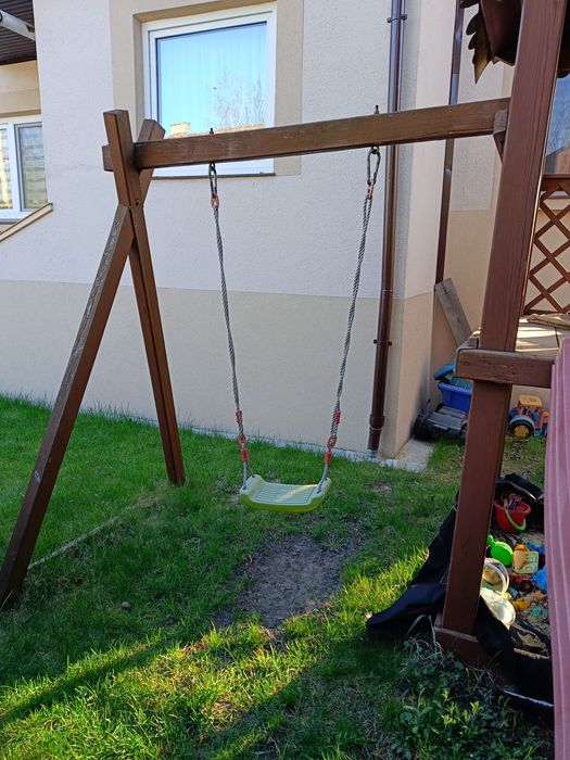 Plac zabaw domek dla dzieci zjeżdżalnia huśtawka piaskownica