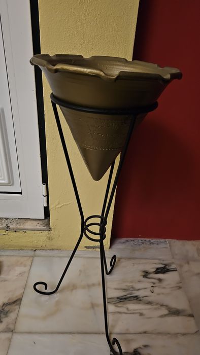 Vaso decorativo com tripé