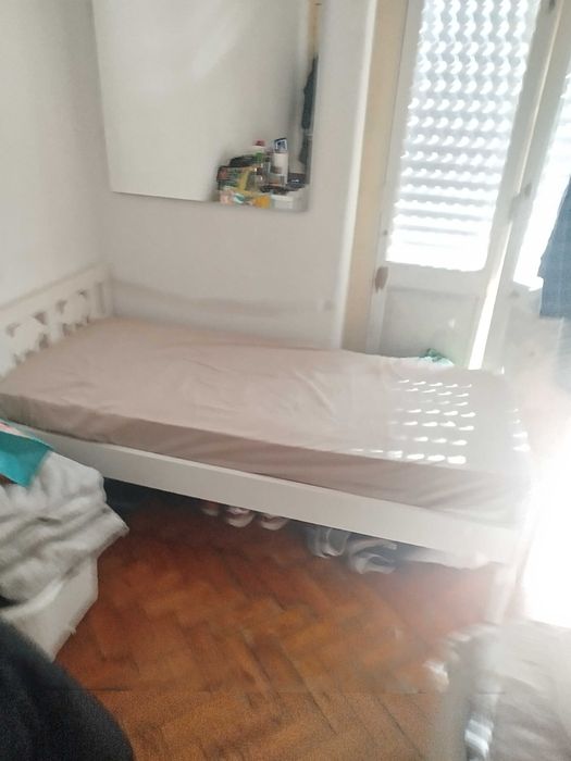 Cama de criança semi usada (incluído os dois colchões)