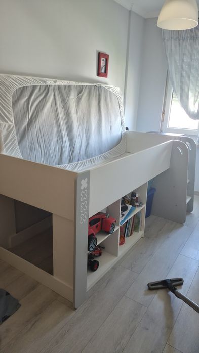 Cama de criança 1,80m Alta com prateleiras e escada