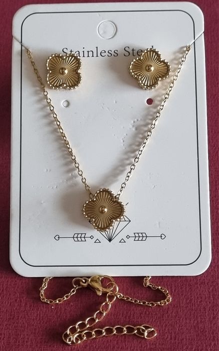 Conjunto dourado (colar e brincos), em aço, com trevo estriado.