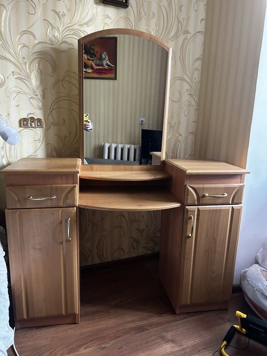 Продам трюмо з дзеркалом.