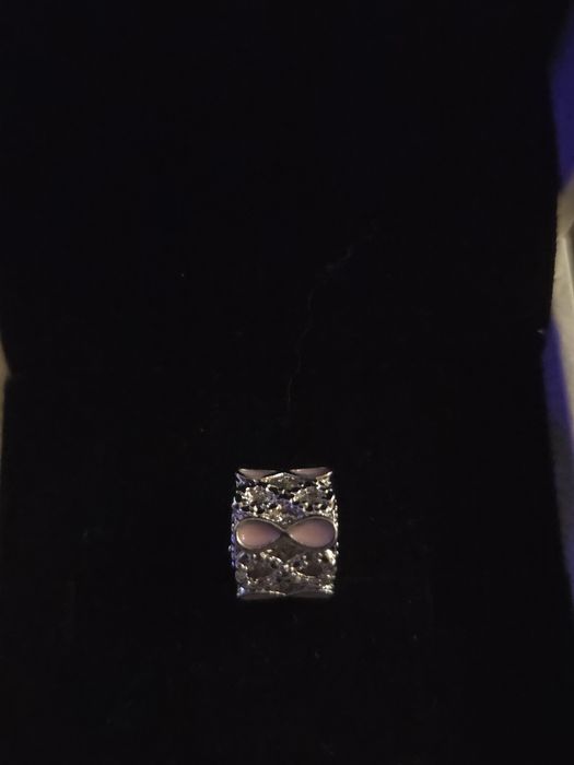 Nowy charms nieskończoność różowy z błyszczącymi detalami