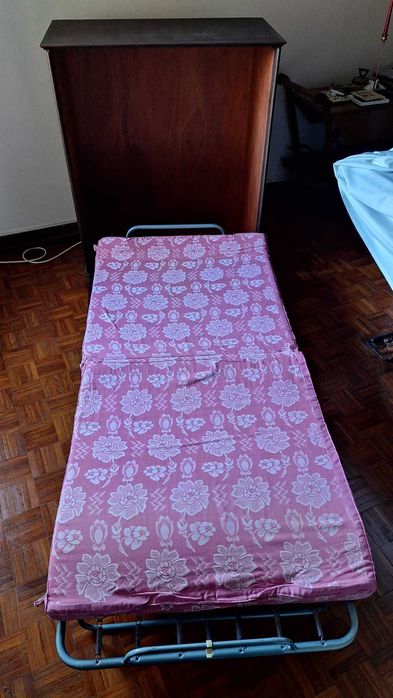 Cama oculta rebatível
