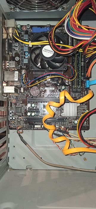 Komputer stacjonarny mustang.