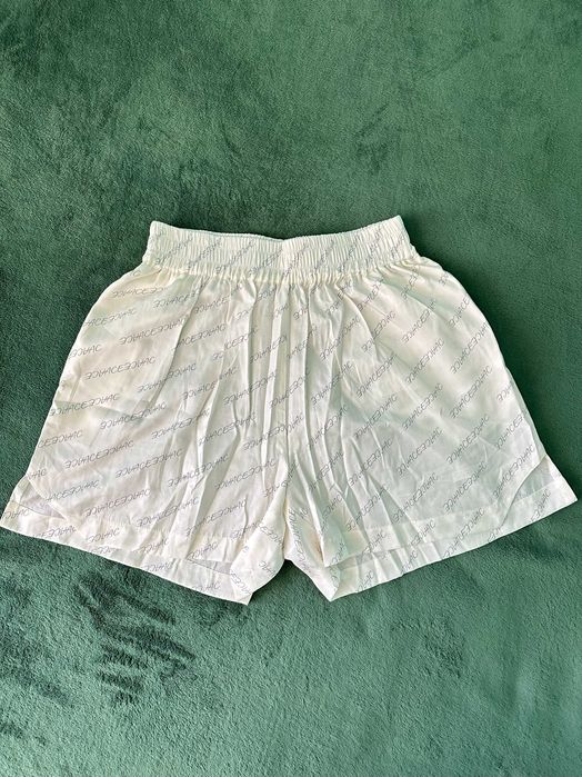 Ace [est.2020] — молочний костюм з кроп-сорочкою, штанами та шортами