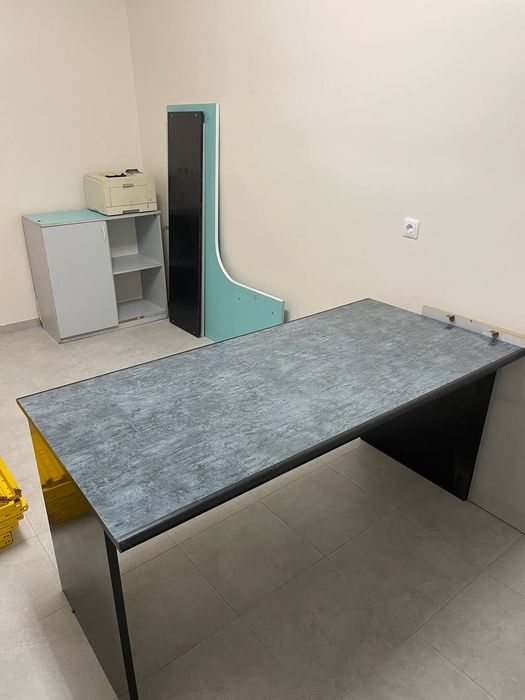 Стол письменный, тумба.