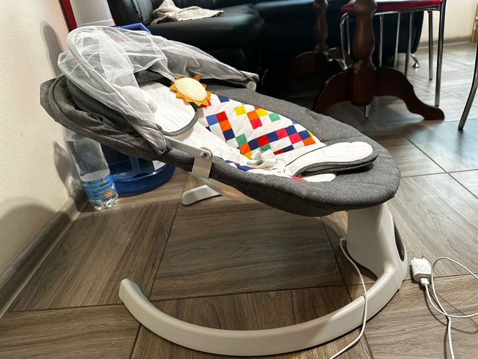 Продам дитяче крісло гойдалку (заколисуючий центр)