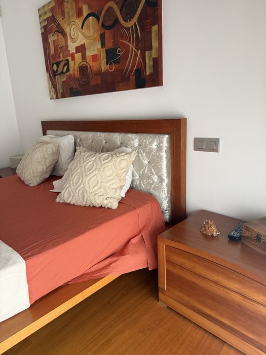 Cama + duas mesas de cabeceira + colchão