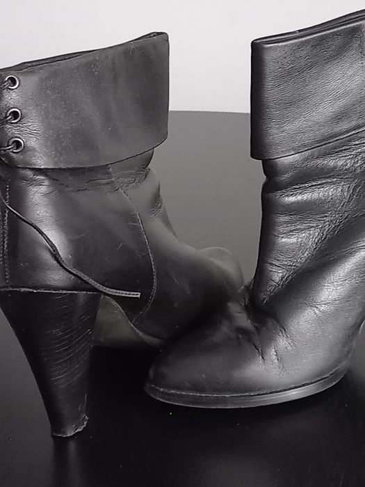 Botas elegantes em estado novo