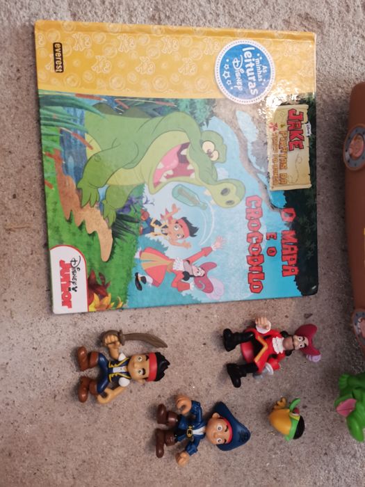 Barco Capitão Jack com figuras e livro