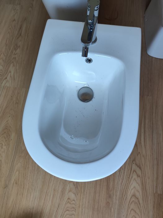 Bidé com design moderno com torneira