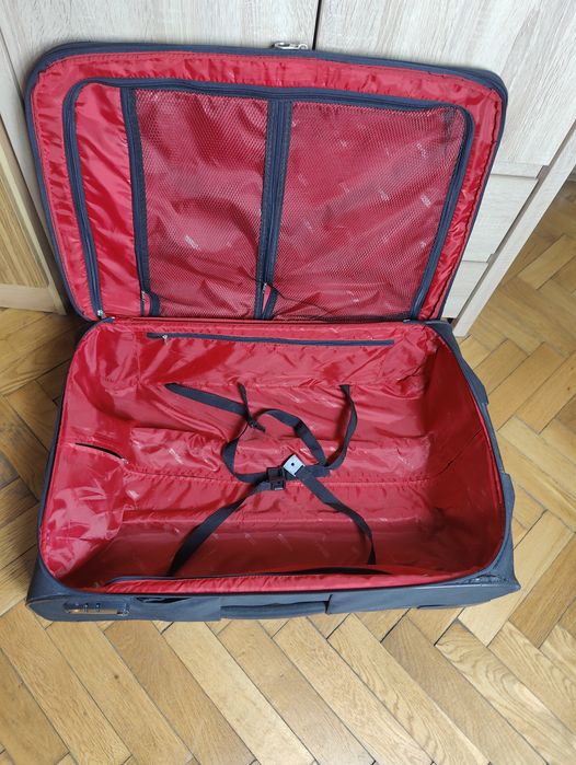 Duża czarna pojemna  walizka 70x50x28