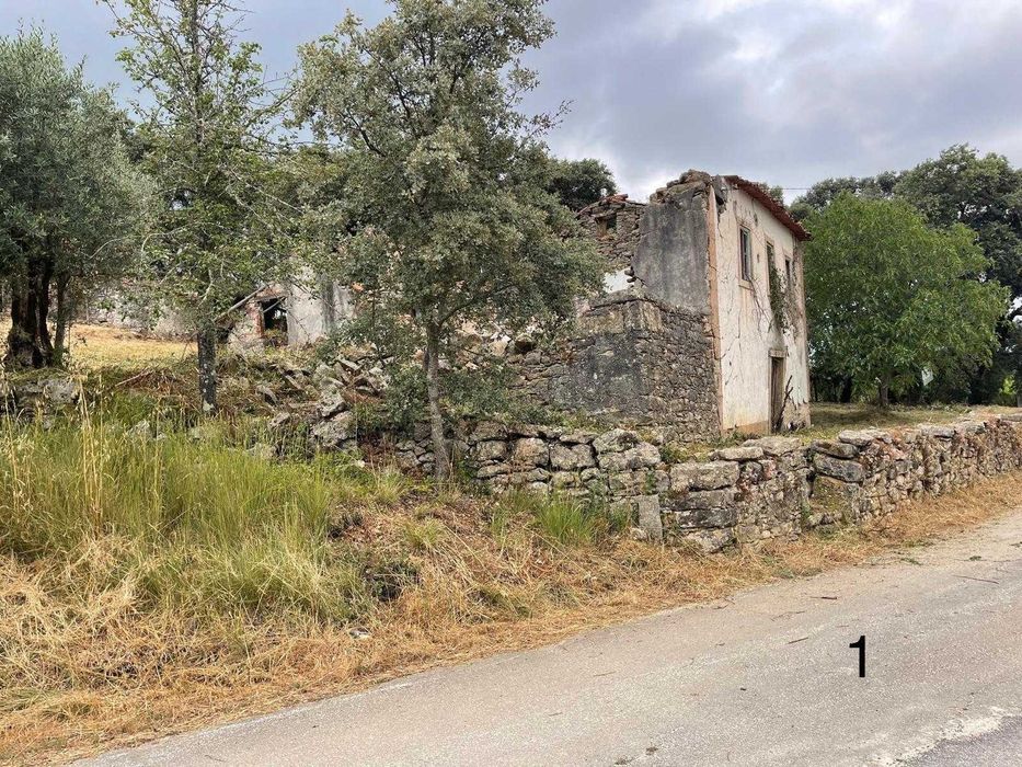 Terreno com duas ruinas