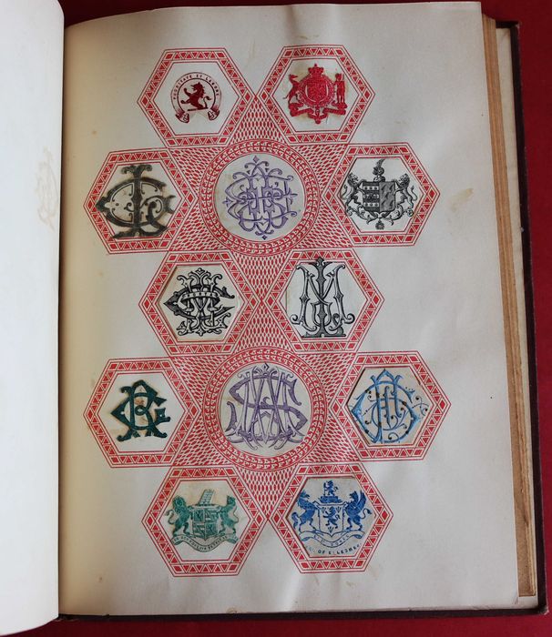 Álbum de Brasões e Monogramas com dezenas de peças