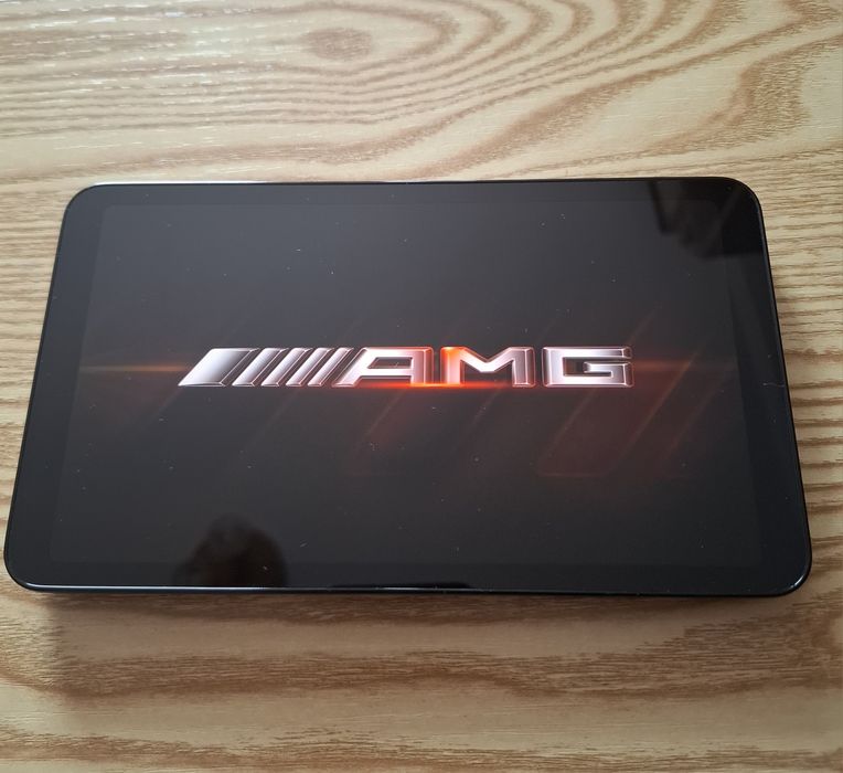 Mercedes AMG - tablet sterujący Samsung - podłokietnik