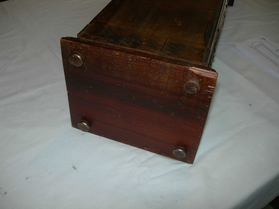 Móvel em madeira e bambu.