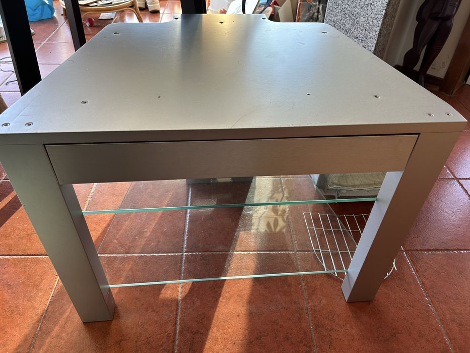 Móvel para TV com prateleiras em vidro usado