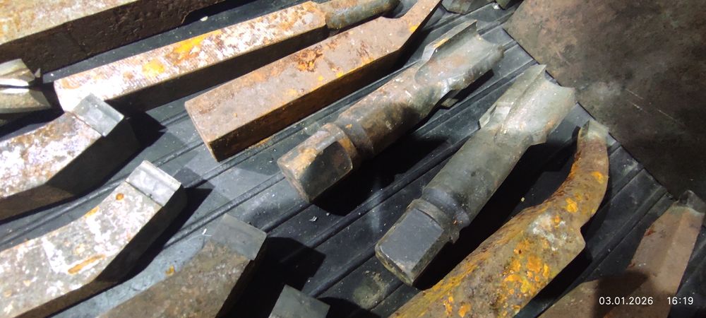 Резцы для токарного станка, фреза, метчик