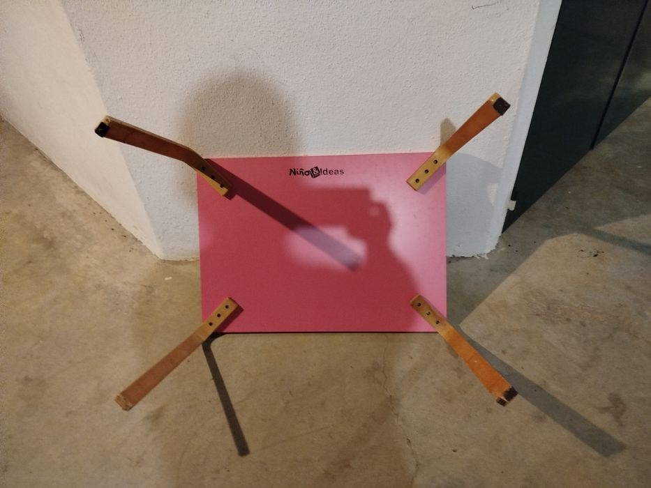 Mesa em madeira para criança+ caixa + banco