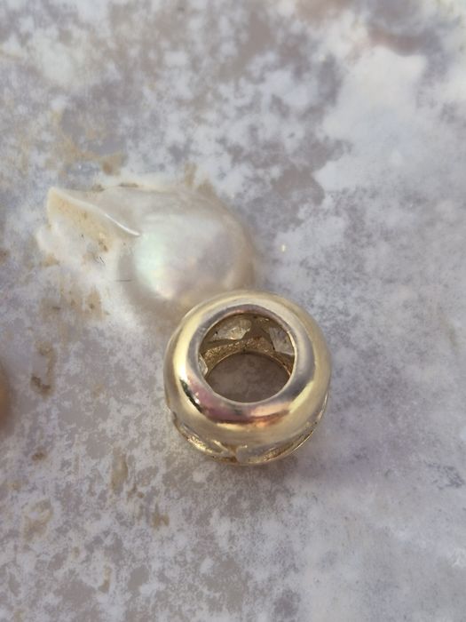 Złoty charms do bransoletek typu Pandora okrągły serce cyrkonie białe