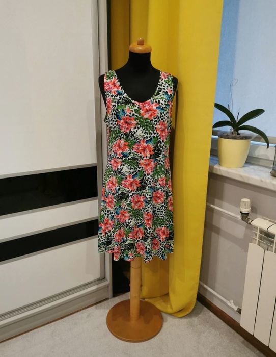 Kolorowa, letnia sukienka bez rękawów.