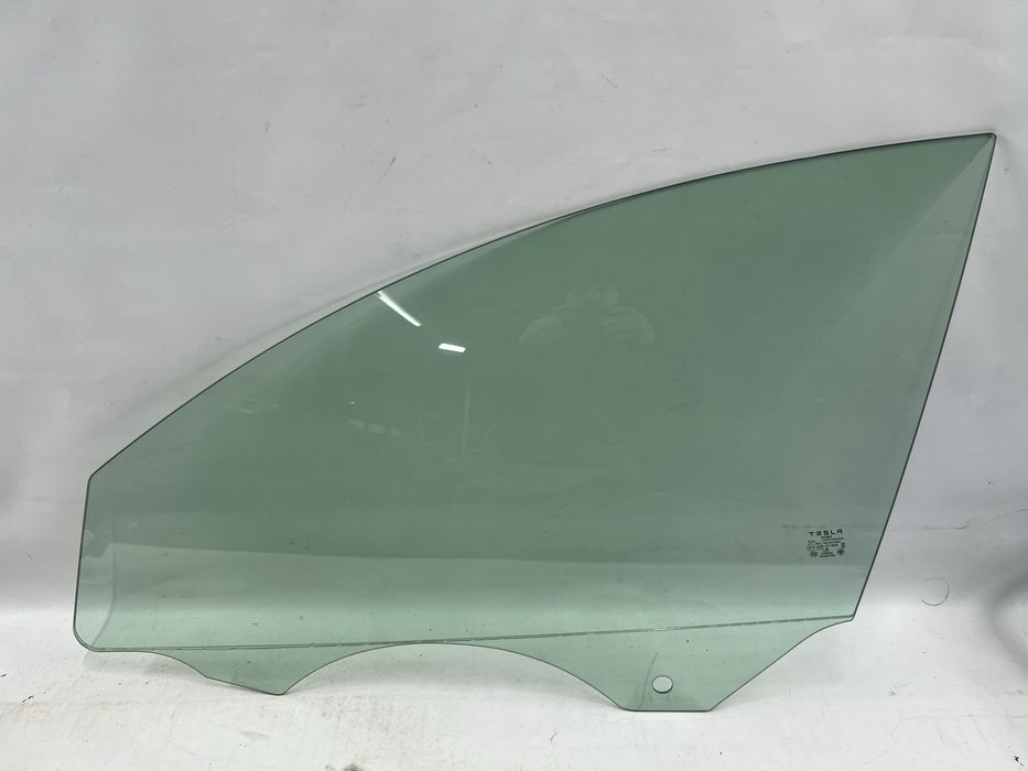 Скло ліве (півторачка )Tesla model Y