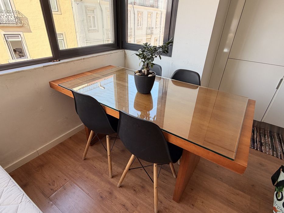 Mesa de cerejeira com 4 cadeiras.   Comprimento 1.60x80x75