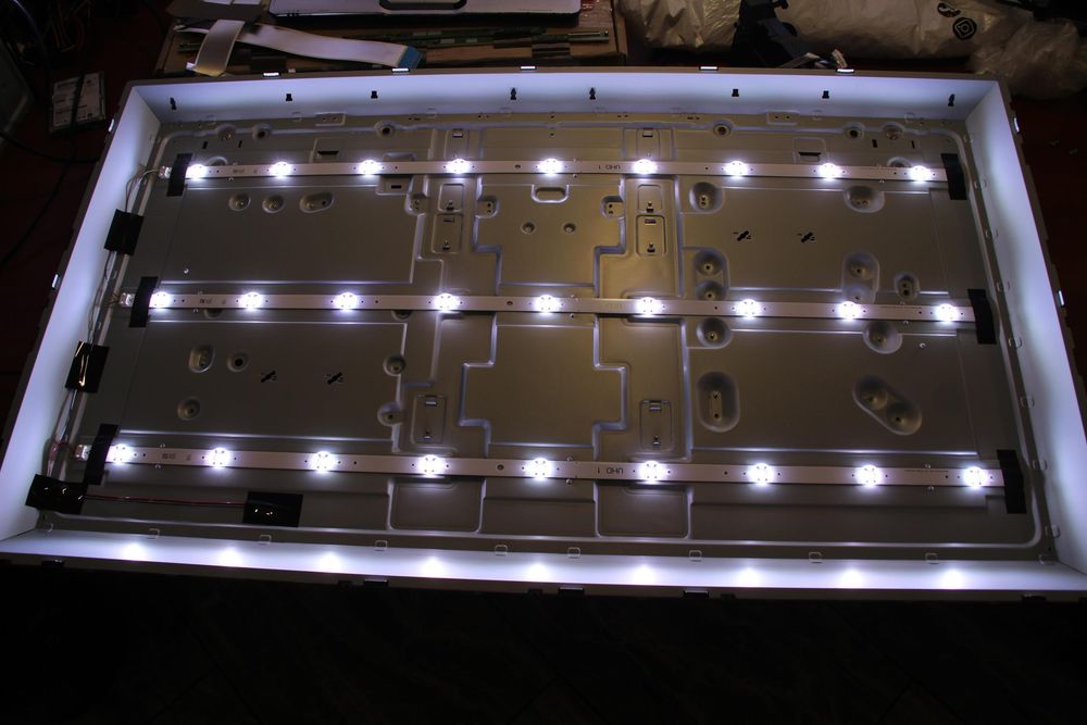 Разбит экран. 43" LG 43UH671V. На разборку. По детальная продажа.